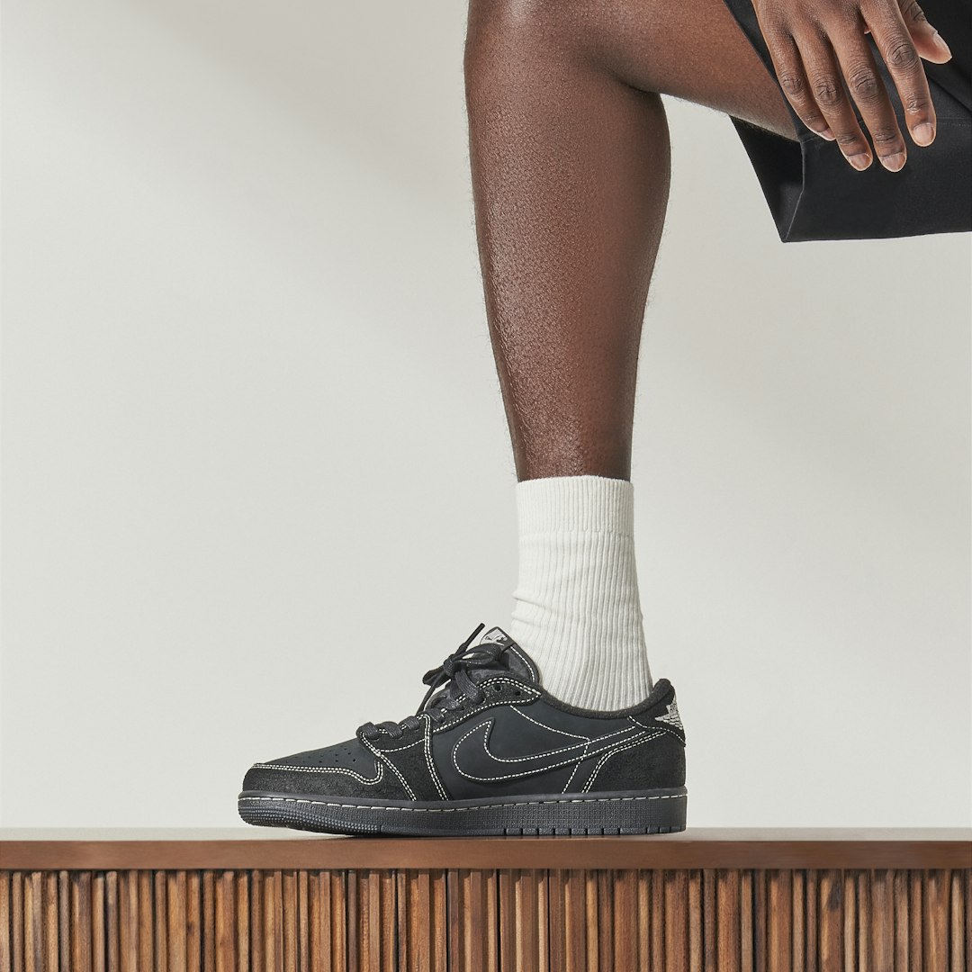 travis scott jordan 1 low red laces