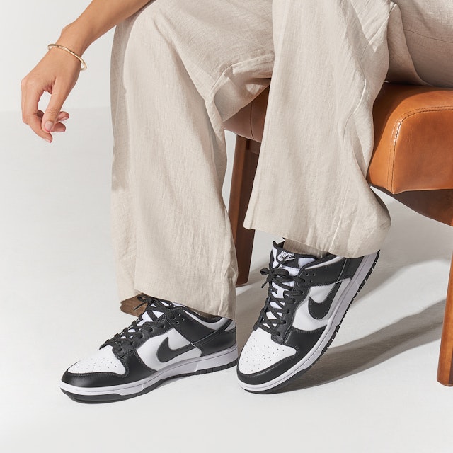 womens black and white nike dunks